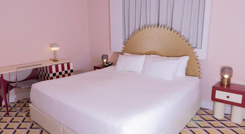 Image of Standard King Room 9