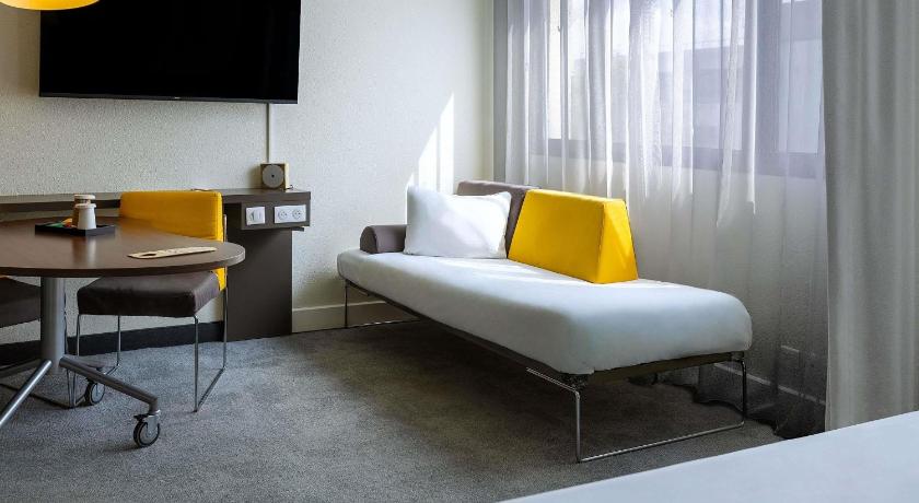 Image of Accessible standard room with 1 double bed and 1 sofa bed 3