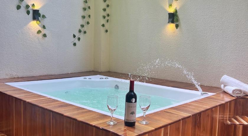 Acogedor en parque principal Guatape con Jacuzzi