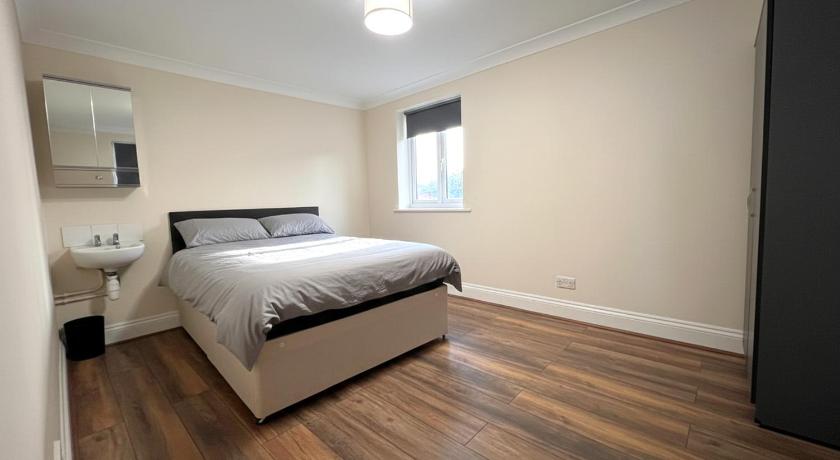 Atherley House - Winter Sale! Spacious Self Catered Rooms