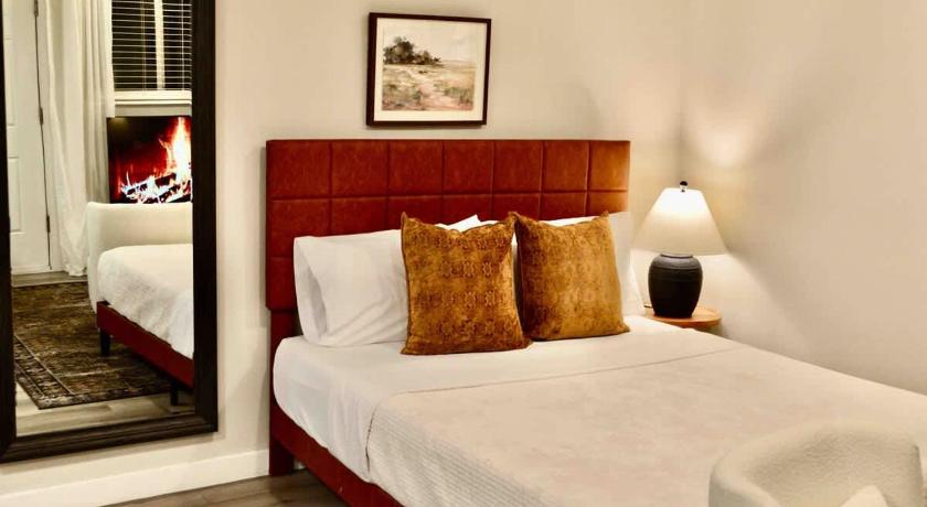 Austin Cozy Studio steps away from Downtown and Shops 4-Star Accommodation room
