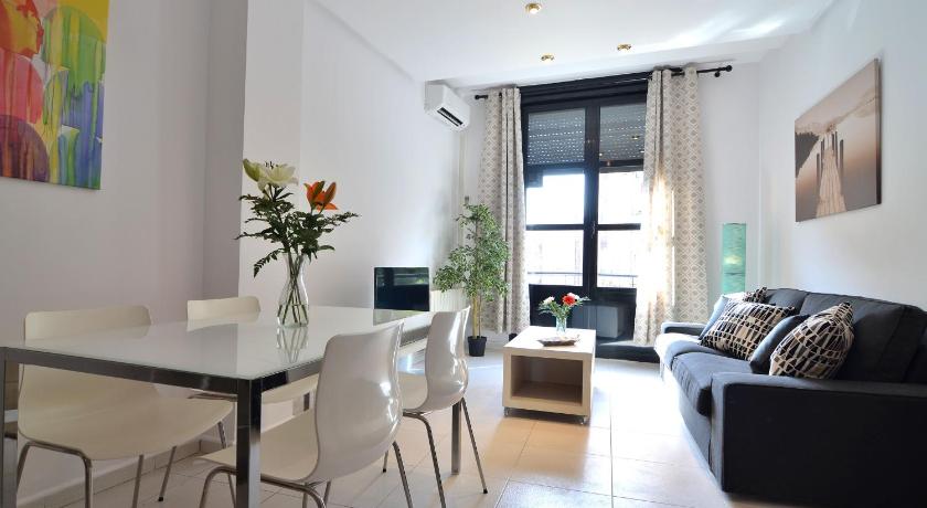 Alojamiento Santa Rosa — Hotel in Madrid
