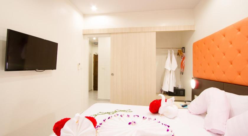 Image of Junior Suite Pool View 8
