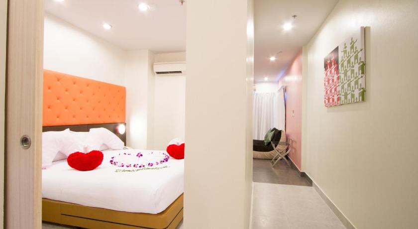 Image of Junior Suite Pool View 13