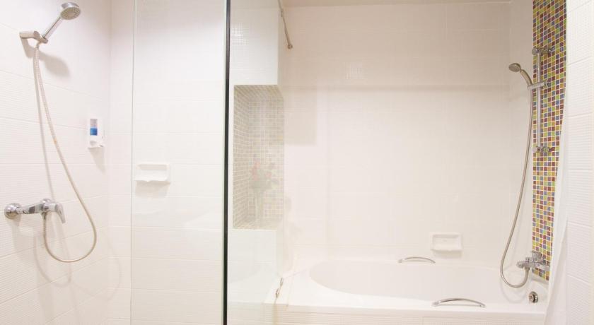 Image of Junior Suite Pool View 16