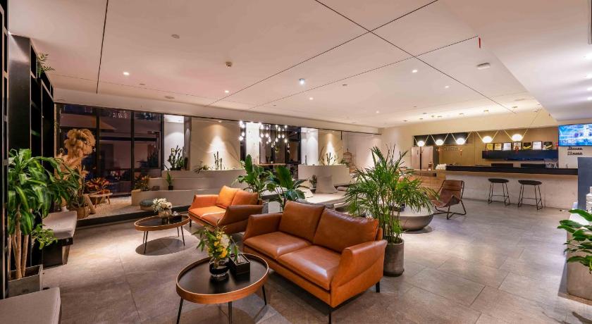 Cloud 51 High-Rise Hotel with Panoramic River Views