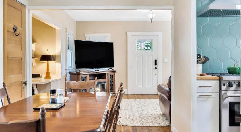 Paso Robles UNDeR THE OaKS-Hot Tub & Walk Downtown 4-Star Accommodation lobby
