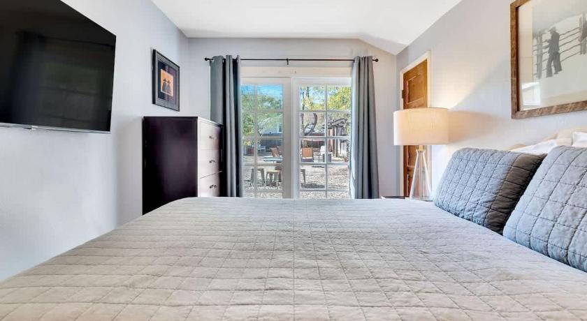 Paso Robles UNDeR THE OaKS-Hot Tub & Walk Downtown 4-Star Accommodation suite