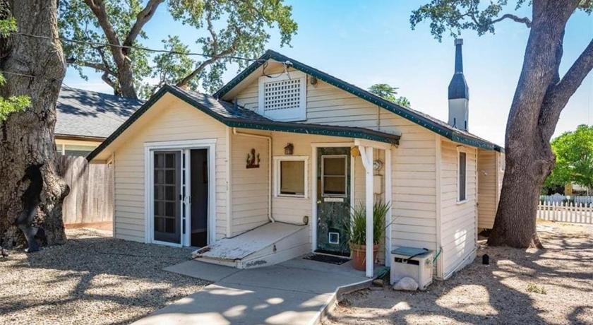 Paso Robles UNDeR THE OaKS-Hot Tub & Walk Downtown 4-Star Accommodation lobby