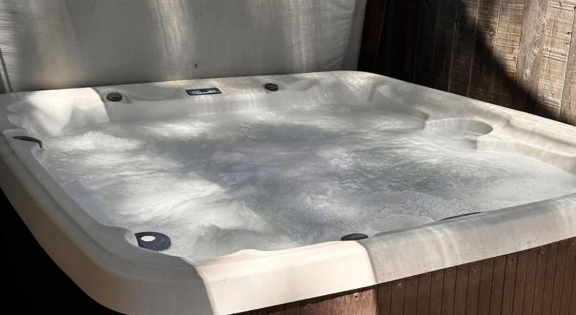 Paso Robles UNDeR THE OaKS-Hot Tub & Walk Downtown 4-Star Accommodation suite