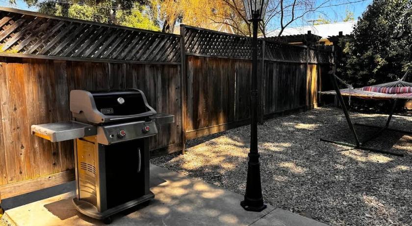 Paso Robles UNDeR THE OaKS-Hot Tub & Walk Downtown 4-Star Accommodation room
