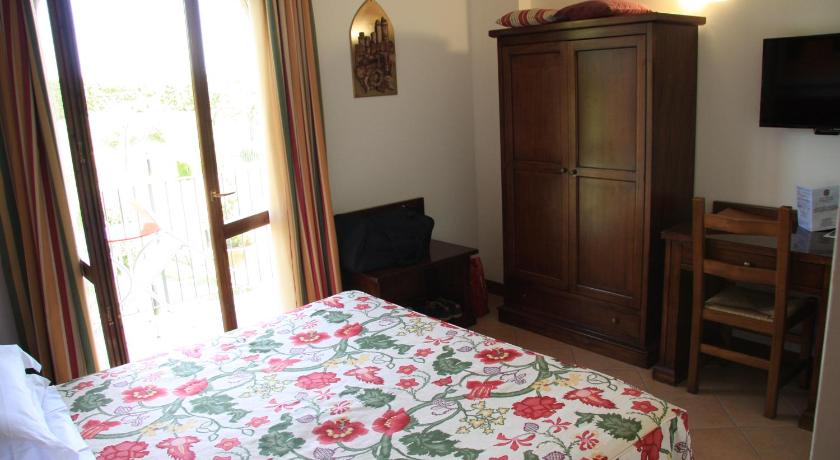 Фото: Двухместный номер эконом-класса с 1 кроватью - Без завтрака (Economy Double Room Without Breakfast) 7