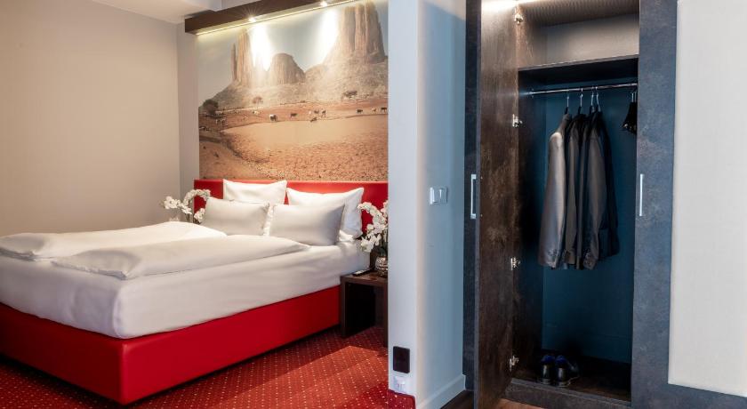 Image of One-Bedroom Queen Suite with Sofa Bed 7