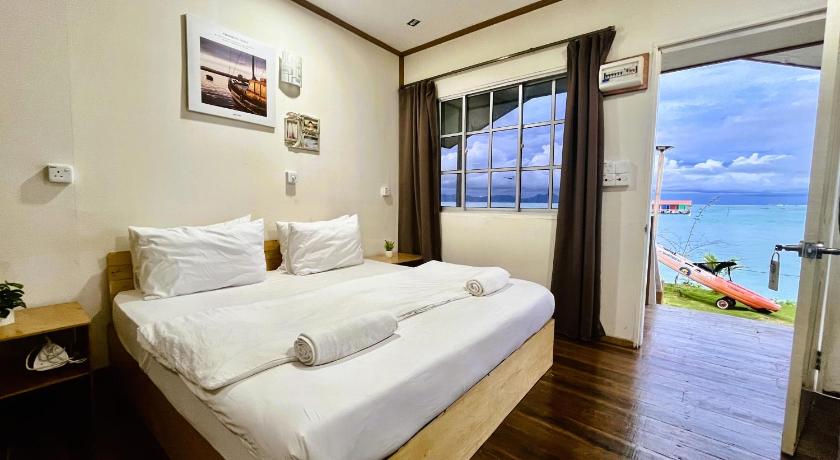 Image of Deluxe King Room with Sea View & Boat Transfer 0