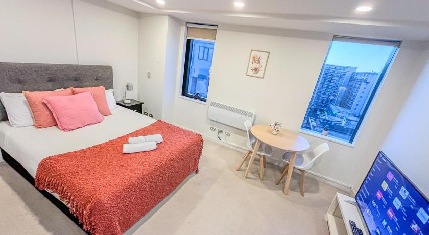1-Min Walk to Sky Tower W FREE Pool, Sauna & Gym V092