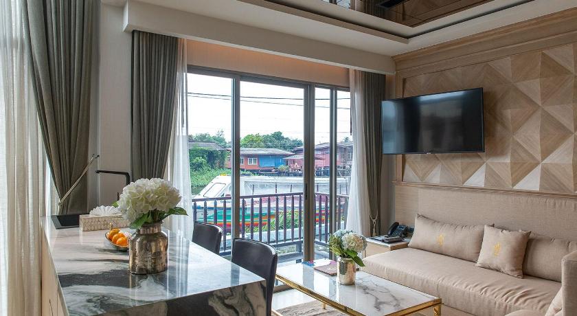 Image of King Whirlpool Villa 7