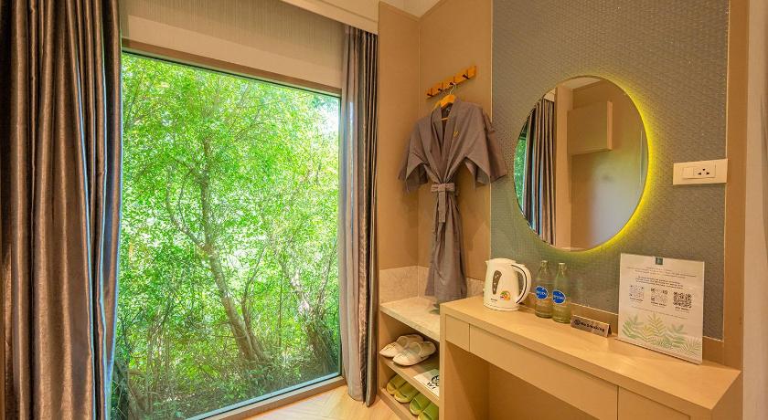 Image of Standard Queen Room with Spa Access 6