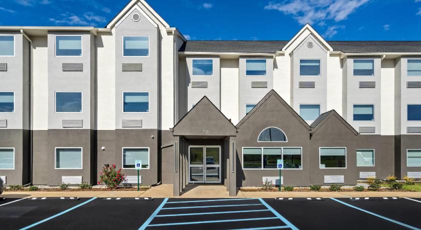 브랜던 (MS) Days Inn & Suites by Wyndham Brandon Amphitheater 2성급 숙소 외관