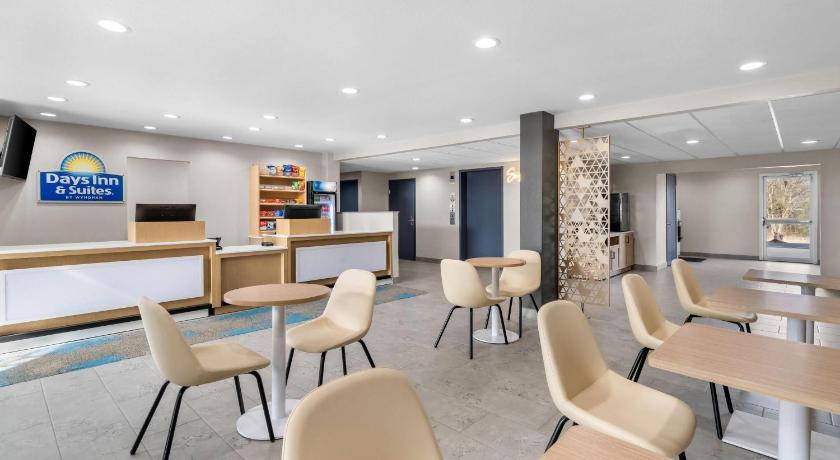 브랜던 (MS) Days Inn & Suites by Wyndham Brandon Amphitheater 2성급 숙소 로비