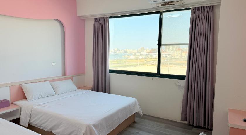 Image of Quadruple Room with Sea View 1