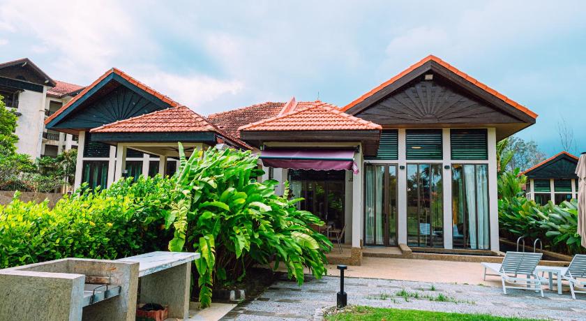 コタキナバル Sabah Beach Villas & Suites 4つ星 ホテル プール