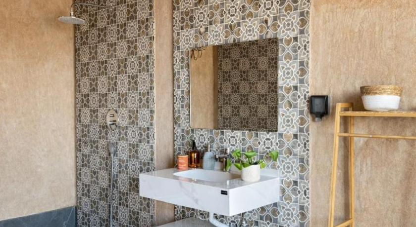 Image of Deluxe Double Room with Bath 7