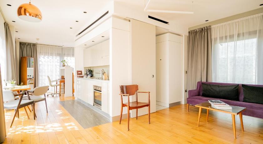 Image of 4 - Deluxe Junior Suite 0