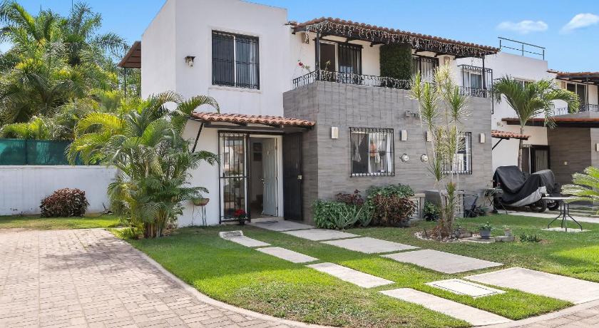 Modern Pool Side, 3 Bdrm House with parking
