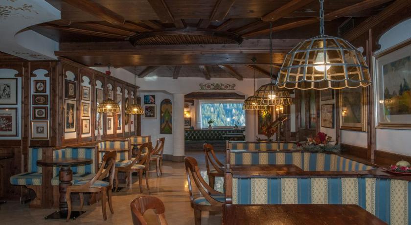 ヴィーゴ・ディ・ファッサ Hotel Ai Pini 3つ星 ホテル 客室