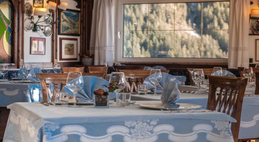 ヴィーゴ・ディ・ファッサ Hotel Ai Pini 3つ星 ホテル ロビー