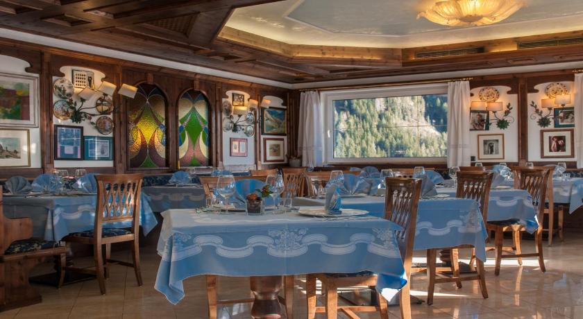 ヴィーゴ・ディ・ファッサ Hotel Ai Pini 3つ星 ホテル 眺望