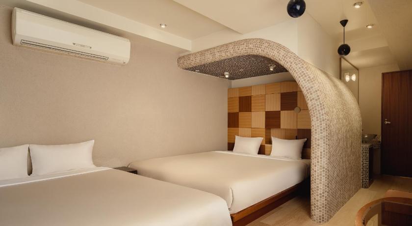 Image of Superior Twin Room with Jacuzzi Bath 1