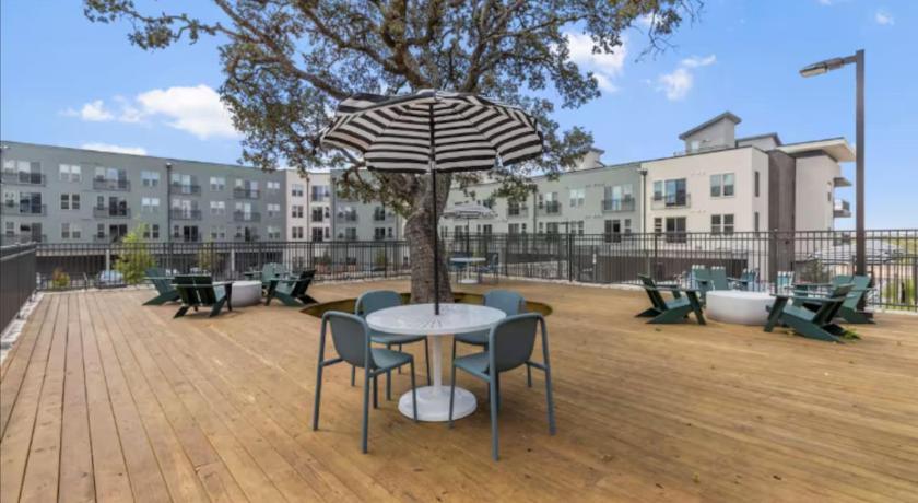 オースティン Modern King Suite Downtown Austin and Wi-Fi NEW 4つ星 宿泊施設 レストラン