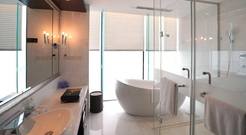 Image of 1 King Premium Lounge Access 3