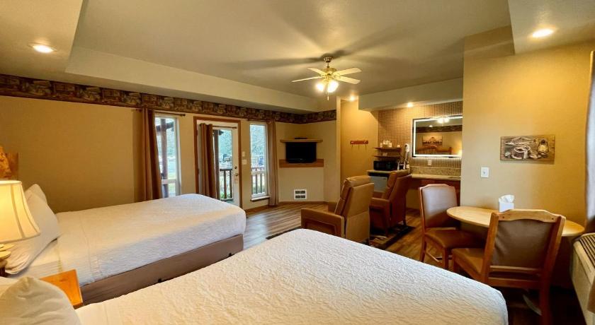 톰슨 폴스 (MT) Riverfront Motel & Cabins 3성급 숙소 수영장
