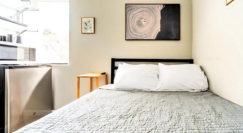 Cozy Micro Suite Unit 3 Sleeps 2 Minutes to Downtown