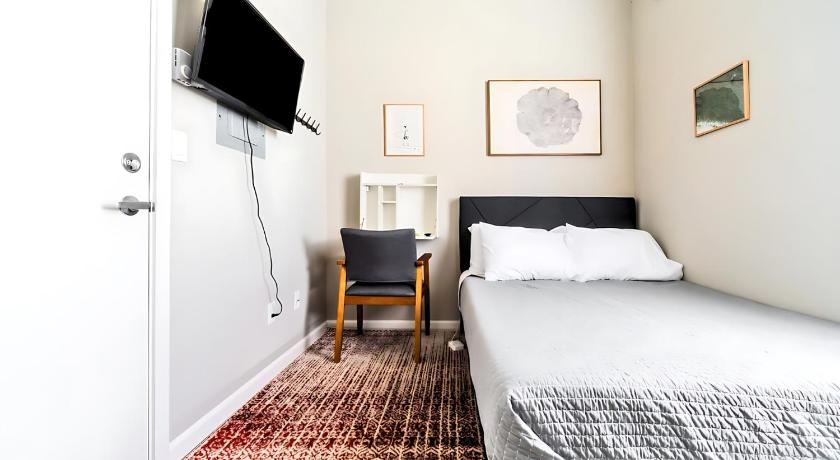 Cozy Micro Suite Unit 5 Sleeps 2 Minutes to Downtown