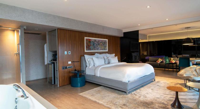 Image of Pullman Queen Suite By Trousseau with View 0