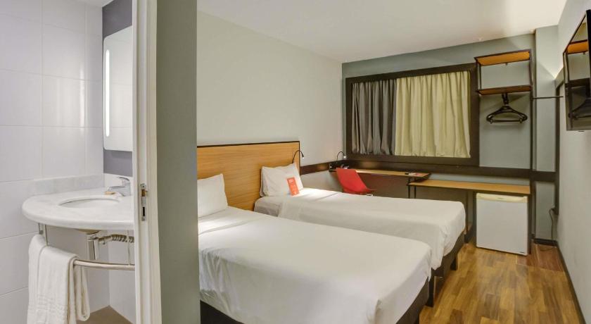 Image of Room with twin beds 1