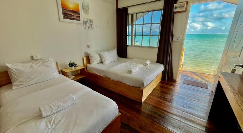 รูปของSuperior Triple Room with Sea View & Boat Transfer 4