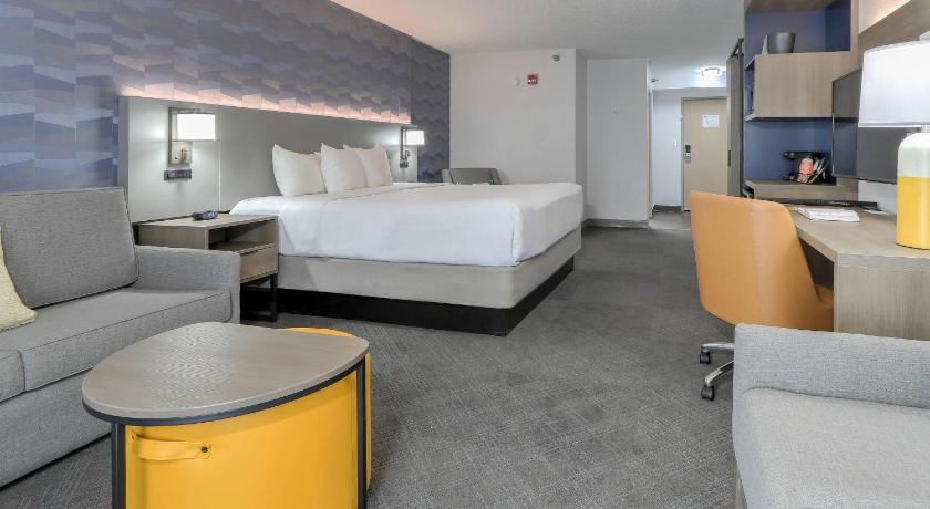 Image of 1 King Bed, Nonsmoking, Accessible 1