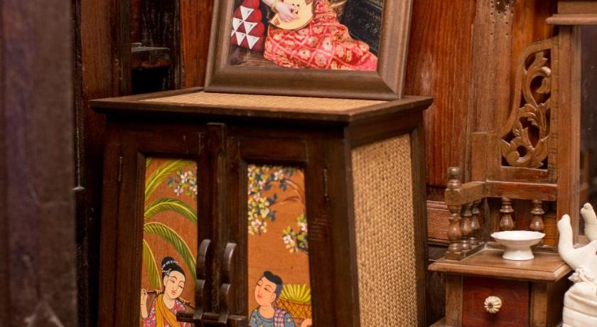 Image of Standard Thai Style Room with Air Conditioning and Shared Bathroom 8