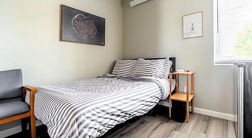 Cozy Micro Suite Unit 12 Sleeps 2 Minutes to Downtown