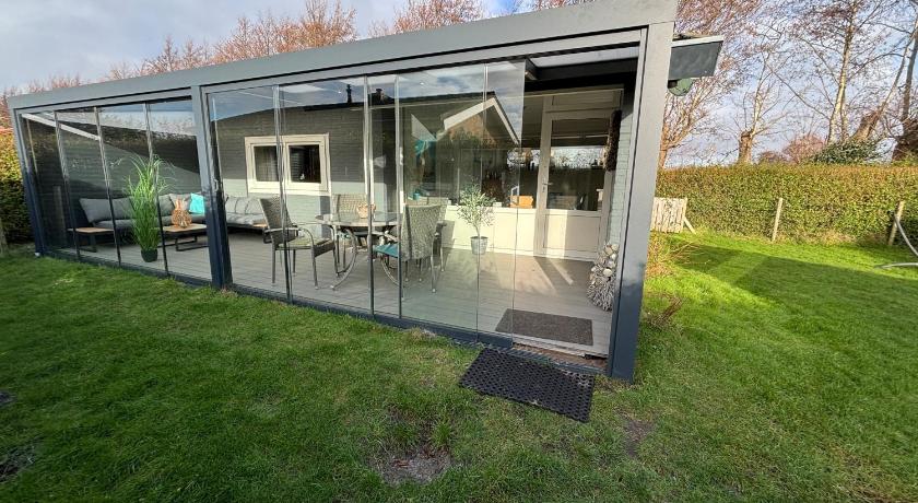 Strandnahes Ferienhaus NR 2 mit Wintergarten grosser uneinsehbarer Garten
