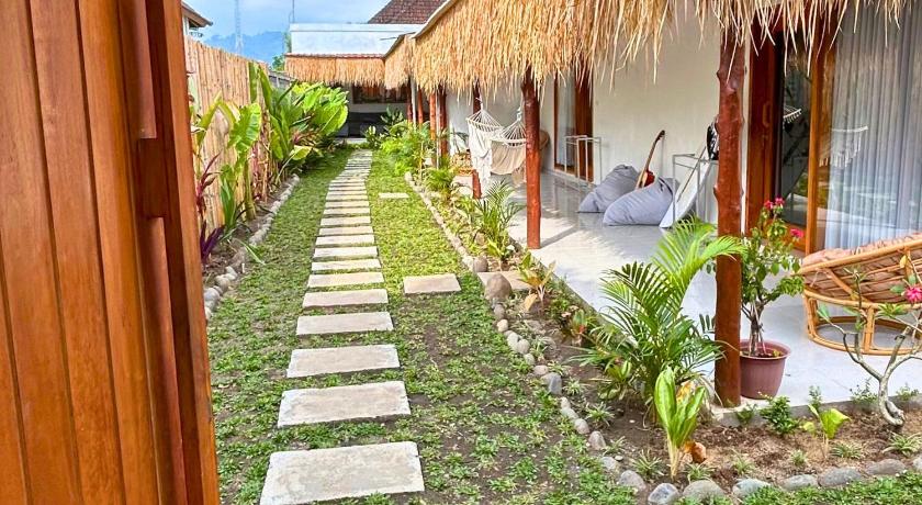 Tampilan The middle Surf house