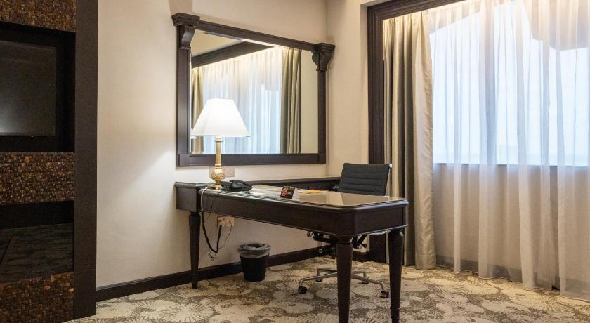 Image of Deluxe Room King 9