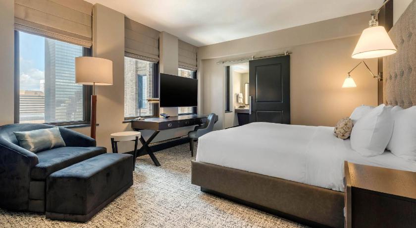 Image of King Suite with City View - Non-Smoking 1