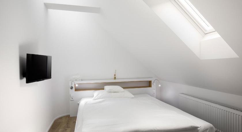 Hotel 100 photo