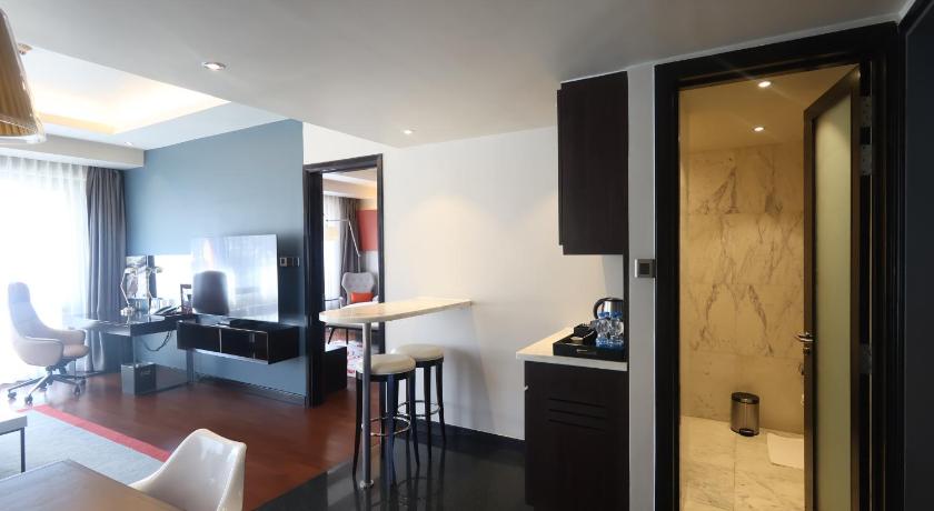 Image of Junior Suite, 1 Bedroom Junior Suite, 1 King 7