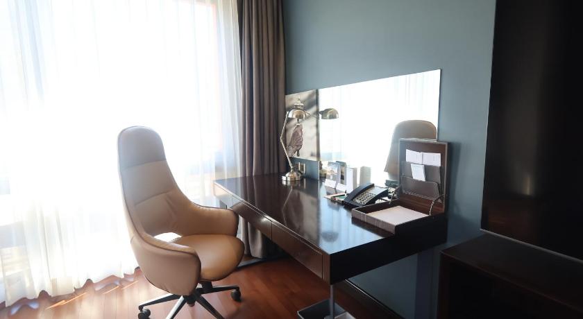 Image of Junior Suite, 1 Bedroom Junior Suite, 1 King 12
